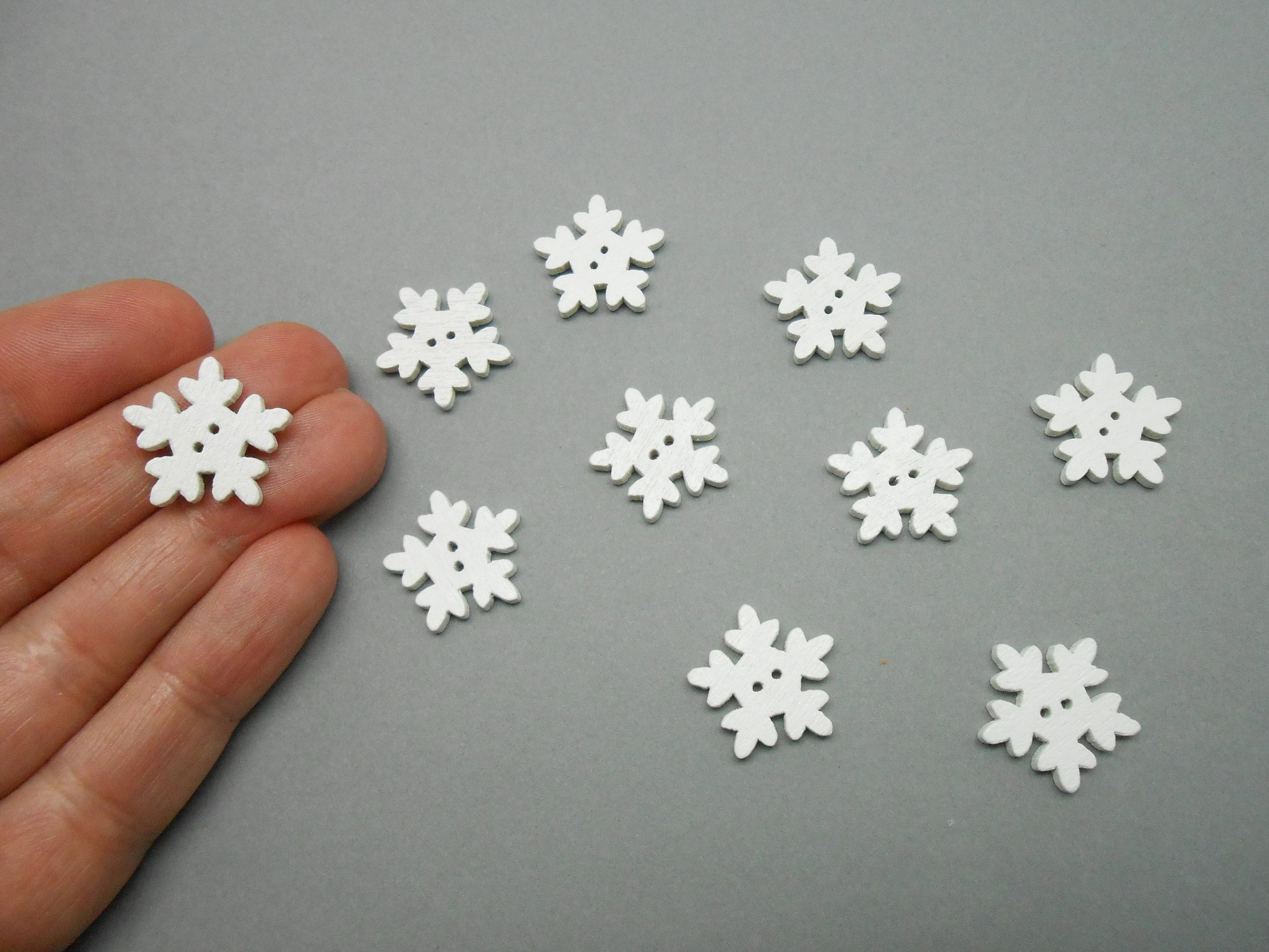 10 19mm white wood snowflake buttons, Christmas buttons, wooden button