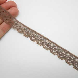 1 mètre de ruban en dentelle marron
