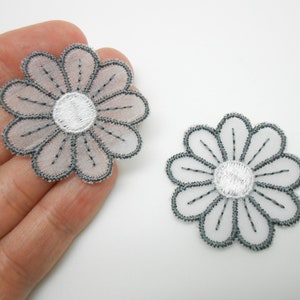 2 fleurs brodées grises et blanches de 3,8 cm, couture, mercerie, customisation