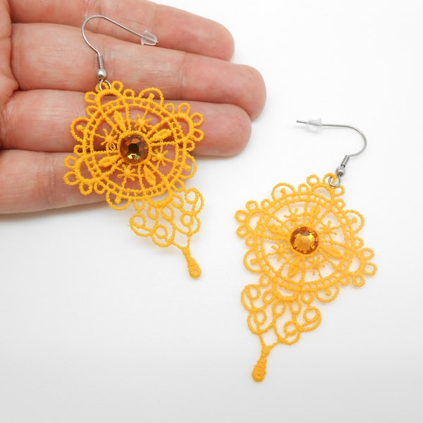 Boucles d'oreilles en dentelle jaune avec des strass en cristal de swarovski