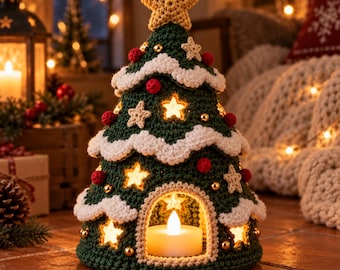 Könnte beinhalten: Ein dunkelgrüner, gehäkelter Weihnachtsbaum mit weißem Wellenrand, kleinen roten Bommeln und goldenen Perlen. Der Baum ist mit einem gelben Stern gekrönt und enthält mehrere sternförmige Aussparungen, die von innen heraus leuchten.