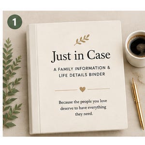 Peut inclure: Un classeur de couleur crème avec le texte Just in Case A FAMILY INFORMATION & LIFE DETAILS BINDER et Because the people you love deserve to have everything they need. La couverture présente une petite icône de feuille et un cœur doré.