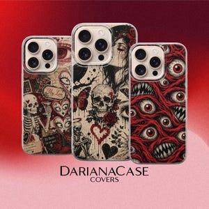Op de afbeelding: Drie doorzichtige telefoonhoesjes met gedetailleerde grafische prints. Het linkerhoesje toont skeletten en harten. Het middelste hoesje toont een schedel, rozen en een vlinder. Het rechterhoesje toont een patroon van rode ogen en tanden. Tekst: DARIANACASE COVERS.