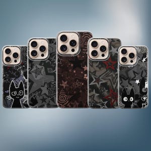 Peut inclure: Cinq coques de smartphone alignées, chacune présentant un motif graphique sombre distinct. Les designs incluent des illustrations de chats noirs stylisés, diverses formes d'étoiles et des motifs tourbillonnants en noir, gris et rouge foncé.