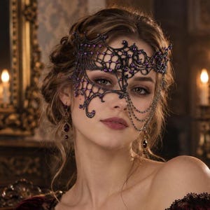 Peut inclure: Un masque de bal masqué en dentelle noire présentant des motifs complexes en forme de toile, ornés de petites perles et de cristaux violets. Le masque comprend des chaînes pendantes délicates sur un côté et des boucles d'oreilles assorties.