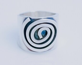 Anillo espiral de plata esterlina y plata Argentium forjado a mano, banda ancha fusionada