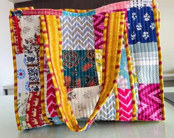 Bolso tote acolchado de algodón con estampado de retazos multicolor, bolso de hombro de viaje hecho a mano.