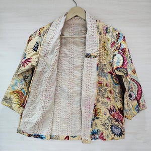 Katoenen Kantha-jas, handgemaakte gewatteerde boho-jas, patchwork kleding van gerecyclede materialen, boho-jas, lichtgewicht Indiase Kantha-bovenkleding