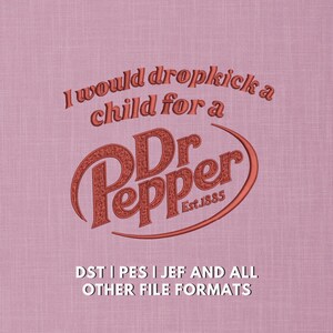 Può includere: Un file di ricamo con il testo rosso I would dropkick a child for a Dr Pepper Est. 1885 su uno sfondo malva testurizzato. Sotto il testo, una scritta bianca recita DST | PES | JEF AND ALL OTHER FILE FORMATS.
