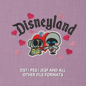 Pode incluir: Um design de bordado com a palavra Disneyland em letra preta acima dos personagens Wall-E e Eve de mãos dadas na frente de um coração vermelho. Pequenos corações cor-de-rosa cercam os personagens. O texto abaixo diz DST | PES | JESF AND ALL OTHER FILE FORMATS.