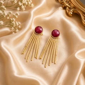 Brincos de gota artesanais em ágata rubi tingida, joias marcantes em latão banhado a ouro.