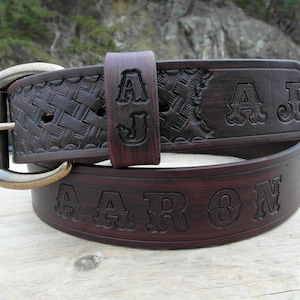Handpunzierter Westerngürtel mit personalisiertem Korbgeflecht Design