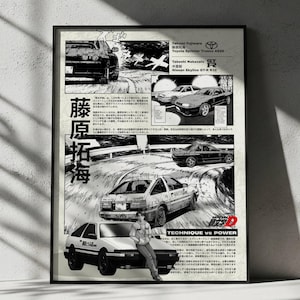 Puede incluir: Un póster en blanco y negro con paneles de manga de Initial D, incluyendo el Toyota Sprinter Trueno AE86 y el Nissan Skyline GT-R R32. La obra muestra varias escenas de carreras, texto en japonés y un personaje apoyado contra un coche.