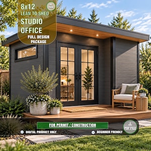 Könnte beinhalten: Ein modernes, dunkelgraues Gartenhaus als Studio-Büro mit Flachdach, Doppeltüren aus Glas und Holzterrasse. Der Text lautet 8x12 LEAN TO SHED STUDIO OFFICE FULL DESIGN PACKAGE FOR PERMIT / CONSTRUCTION. Nur ein digitales Produkt.