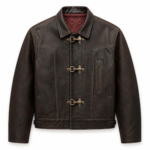 Può includere: Una giacca in pelle marrone scuro con colletto classico, maniche lunghe e fodera interna trapuntata color bordeaux. La chiusura frontale è composta da tre alamari in metallo color ottone anticato e da una tasca verticale con cerniera.