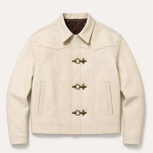 Può includere: Una giacca color bianco sporco con colletto classico, maniche lunghe e due tasche verticali a filetto. La chiusura frontale è composta da tre alamari in metallo color ottone anticato. L'interno è foderato con un tessuto trapuntato marrone scuro.
