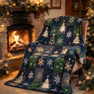 Puede incluir: Una manta suave con un patrón de cuadros en tonos azul oscuro y verde bosque. La manta está decorada con ilustraciones repetidas en dorado y blanco de árboles de Navidad, copos de nieve intrincados y pequeñas estrellas brillantes.