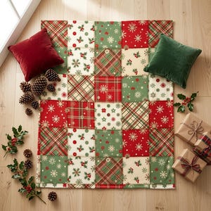 Puede incluir: Una colcha de retazos con un patrón repetitivo de cuadrados rojos, verdes y crema con motivos navideños que incluyen copos de nieve, bayas de acebo y diseños de cuadros. La colcha se acompaña de un cojín rojo liso y uno verde liso.