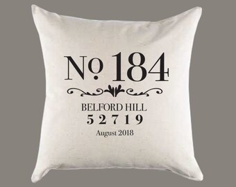 Puede incluir: Almohada blanca con texto negro que dice "No. 184", "Belford Hill", "52719" y "August 2018".
