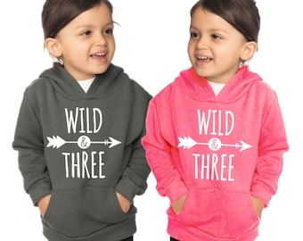 Sudadera con capucha de polar a la moda para niños de 3.º cumpleaños, con la frase 'WILD & THREE', para niños y niñas pequeños, gemelos y trillizos