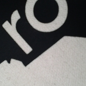 Puede incluir: Primer plano de un logotipo "ro" blanco sobre fondo negro. La "o" es un c&iacute;rculo y la "r" es una letra estilizada.