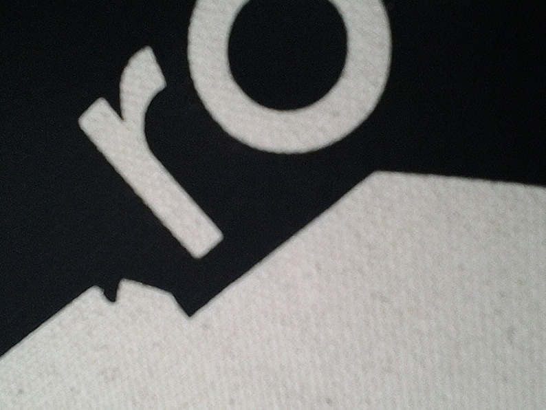 Puede incluir: Primer plano de un logotipo "ro" blanco sobre fondo negro. La "o" es un c&iacute;rculo y la "r" es una letra estilizada.