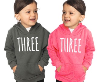 Sudadera con capucha de polar con el tercer cumpleaños de los niños, con el nombre "THREE", para niños pequeños y niñas, gemelos y trillizos