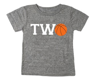 Baloncesto 'TWO' Tri Blend Camiseta de cumpleaños para niños pequeños - Camiseta para niños pequeños y niñas