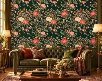Puede incluir: Un papel pintado de color verde oscuro con un patrón repetitivo de grandes peonías rosas y blancas, hojas de bambú verdes y pájaros en tonos dorados. El diseño incluye pequeñas mariposas y delicadas ramas florales sobre el fondo verde.