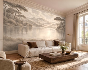 Puede incluir: Un gran mural de pared que presenta un paisaje en tonos sepia de un lago tranquilo rodeado de colinas y pinos. El mural cubre toda la pared detrás de un sofá blanco, creando una vista panorámica de una escena natural serena.