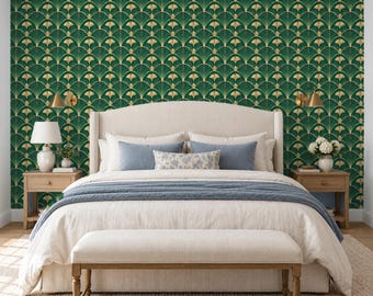 Puede incluir: Un dormitorio con una cama que tiene un cabecero color crema, un edredón crema y una manta azul. La cama está flanqueada por dos mesitas de noche de madera con lámparas. La pared está cubierta con papel pintado verde oscuro con un patrón de abanico dorado.