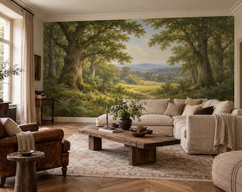Puede incluir: Un gran mural de pared que presenta una pintura de paisaje detallada de un bosque exuberante con robles maduros, follaje verde y una cadena montañosa lejana bajo un cielo suave, cubriendo toda la pared detrás de un sofá seccional beige.
