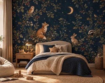 Puede incluir: Un dormitorio con papel tapiz azul oscuro que muestra una escena forestal con un zorro, un búho, un conejo, un tejón y una luna creciente. La habitación incluye una cama con cabecera beige, edredón azul marino, manta de punto y un puf.