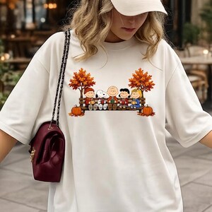 Peanuts herfstkoffie shirt, Snoopy herfstbladeren shirt, schattige Peanuts gang sweater, shirt voor het pompoen-kruidenseizoen, retro cartoon herfstcadeau