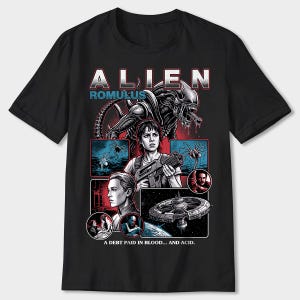 Op de afbeelding: Een zwart t-shirt met korte mouwen en een grafische print van de film Alien Romulus. Het ontwerp bevat de titel, een Xenomorph, personages, een ruimtestation en de tekst A DEBT PAID IN BLOOD... AND ACID in witte letters.