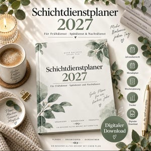 Könnte beinhalten: Ein Schichtdienstplaner 2027 mit weißem Einband, grünen Aquarellblättern und dem Text Schichtdienstplaner 2027. Der Planer enthält Bereiche für Frühdienst, Spätdienst und Nachtdienst sowie den Schriftzug Mehr Balance jeden Tag.