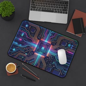 Puede incluir: Una alfombrilla de ratón rectangular con un vibrante patrón de placa de circuito digital con líneas brillantes azules, moradas y naranjas que irradian desde un chip de procesador central sobre un fondo oscuro, colocada sobre un escritorio.