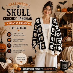 Könnte beinhalten: Eine schwarz-weiße Häkelstrickjacke mit einem wiederkehrenden Totenkopfmuster im Granny-Square-Design. Das Kleidungsstück hat lange Ärmel und einen weißen gerippten Saum entlang der Vorderöffnung. Der Text auf dem Bild lautet HALLOWEEN SKULL CARDIGAN.