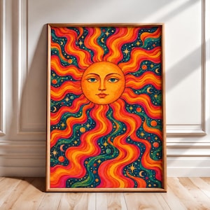 Peut inclure: Une impression murale rectangulaire représentant un visage de soleil jaune central aux yeux bleus, entouré de bandes ondulées rayonnantes orange, rouges et jaunes. Le fond est un espace bleu foncé rempli d'étoiles, de croissants de lune et de planètes.