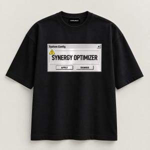 Könnte beinhalten: Ein schwarzes T-Shirt mit kurzen Ärmeln und einem Grafikdruck eines Systemkonfigurationsfensters. Das Fenster zeigt den Text 'System Config', ein gelbes Warnsymbol und die Wörter 'SYNERGY OPTIMIZER' mit den Schaltflächen 'APPLY' und 'DISMISS'.