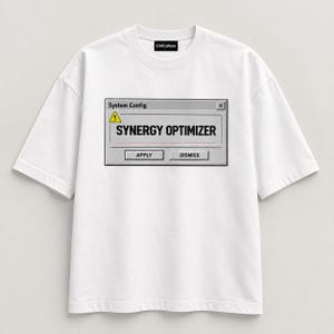 Könnte beinhalten: Ein weißes T-Shirt mit kurzen Ärmeln und einer Grafik eines grauen Systemkonfigurationsfensters. Das Fenster zeigt den Text SYNERGY OPTIMIZER, ein gelbes Warnsymbol und zwei Schaltflächen mit der Aufschrift APPLY und DISMISS. Das Markenetikett lautet CtrlCulture.