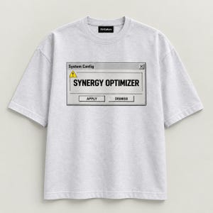 Könnte beinhalten: Ein hellgraues, meliertes Kurzarm-T-Shirt mit einem Grafikdruck eines Computer-Systemkonfigurationsfensters. Das Fenster zeigt den Text System Config, ein gelbes Warnsymbol und die Wörter SYNERGY OPTIMIZER mit Schaltflächen mit der Aufschrift APPLY und DISMISS.
