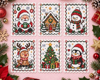 Può includere: Sei motivi rettangolari a punto croce con temi natalizi: un Babbo Natale sorridente, una casa innevata, un pupazzo di neve con sciarpa, una renna, un albero di Natale decorato e un pinguino con un regalo, tutti con bordi smerlati.