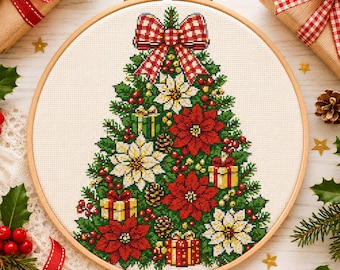 Può includere: Un telaio da ricamo circolare in legno contenente un disegno a punto croce di un albero di Natale. L'albero è decorato con stelle di Natale rosse e bianche, piccoli pacchetti regalo, pigne, bacche rosse e un grande fiocco a quadretti.