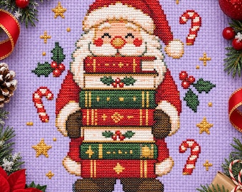 Può includere: Un ricamo a punto croce su tessuto viola chiaro raffigurante Babbo Natale che tiene in mano una pila di cinque libri. Il disegno include copertine di libri rosse e verdi, bastoncini di zucchero, bacche di agrifoglio e stelle gialle.
