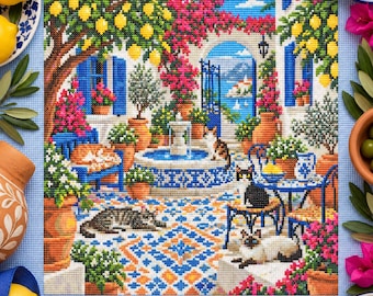 Può includere: Un ricamo a punto croce raffigurante un cortile mediterraneo con una fontana centrale, piante in vaso, alberi di limoni e bouganville rosa. Quattro gatti sono posizionati nella scena, che presenta persiane blu e una vista sul mare.