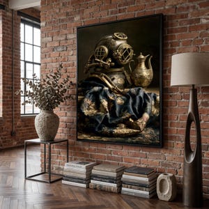 Op de afbeelding: Een ingelijste muurkunstprint met een vintage koperen duikhelm en een sierlijke metalen kan op een donkere, gedessineerde stof. De compositie is geplaatst tegen een donkere achtergrond, wat de metalen texturen en details benadrukt.