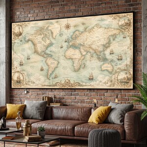 Op de afbeelding: Een grote rechthoekige wandkaart met een wereldkaart in vintage-stijl, sepia-kleurige continenten, blauwe oceanen en gedetailleerde illustraties van zeilschepen, windrozen en cirkelvormige kusttaferelen in de vier hoeken van het frame.