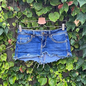 Vintage 2000&#39;s YMI Medium Wash Low Rise Cut Off Denim Jean Shorts Size 3