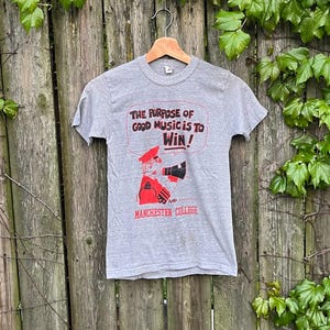 Vintage 1982 Purpose of Good Music is to Win Megaphone Man Manchester College Now Manchester University Short Sleeve T-Shirt Size XS